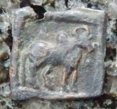 画像2: 古代ギリシャコイン　バクトリア王国　銅貨　前１６０－前１５０年　こぶ牛　祭壇 (2)