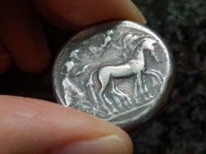 画像7: 古代ギリシャコイン(額装付き)　シチリア　シラクサ　テトラドラクマ銀貨　前5世紀  シチリアの伝説アレトゥーサ　二頭立て馬車とニケ (7)