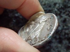 画像9: 古代ギリシャコイン　アッティカ地方　アテネ　テトラドラクマ銀貨　前450年頃発行　古代コインで最も有名な意匠　アテナ神と聖鳥フクロウのコイン (9)