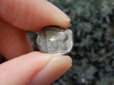 画像11: 古代ギリシャコイン(額装付き)　ミュシア　ランプサコス　オボル銀貨　前５００－前４５０年　ヤヌス神スタイルの女神　コリントス式兜のアテナ神 (11)