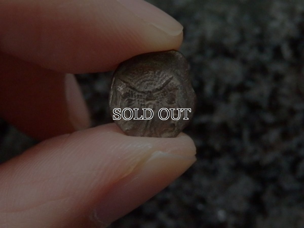 画像10: 古代ギリシャコイン(額装付き)　ミュシア　ランプサコス　オボル銀貨　前５００－前４５０年　ヤヌス神スタイルの女神　コリントス式兜のアテナ神 (10)