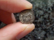 画像10: 古代ギリシャコイン(額装付き)　ミュシア　ランプサコス　オボル銀貨　前５００－前４５０年　ヤヌス神スタイルの女神　コリントス式兜のアテナ神 (10)