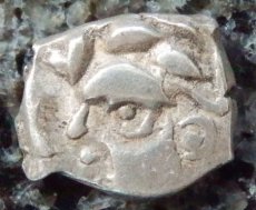 画像8: 古代ケルトコイン　(額装付き)　ガリア　ウォルカエ・テクトサーゲス族　ドラクマ銀貨　前1世紀　古代のキュビズム (8)