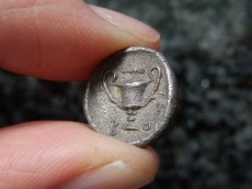 画像15: 古代ギリシャコイン (額装付き)　ボイオティア地方　テ―バイ　半ドラクマ銀貨　前３７９－前３７１年　ボイオティアの盾　カンタロス (15)