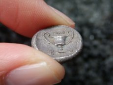 画像17: 古代ギリシャコイン (額装付き)　ボイオティア地方　テ―バイ　半ドラクマ銀貨　前３７９－前３７１年　ボイオティアの盾　カンタロス (17)