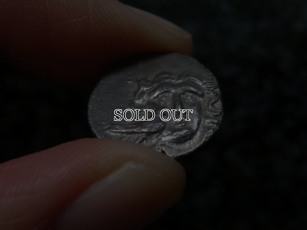 画像13: 古代ギリシャコイン(額装付き)　カリア地方　ミラーサ　ドラクマ銀貨　前１７０－前１３０年　太陽神ヘリオスと鳥　横から見たバラの花 (13)