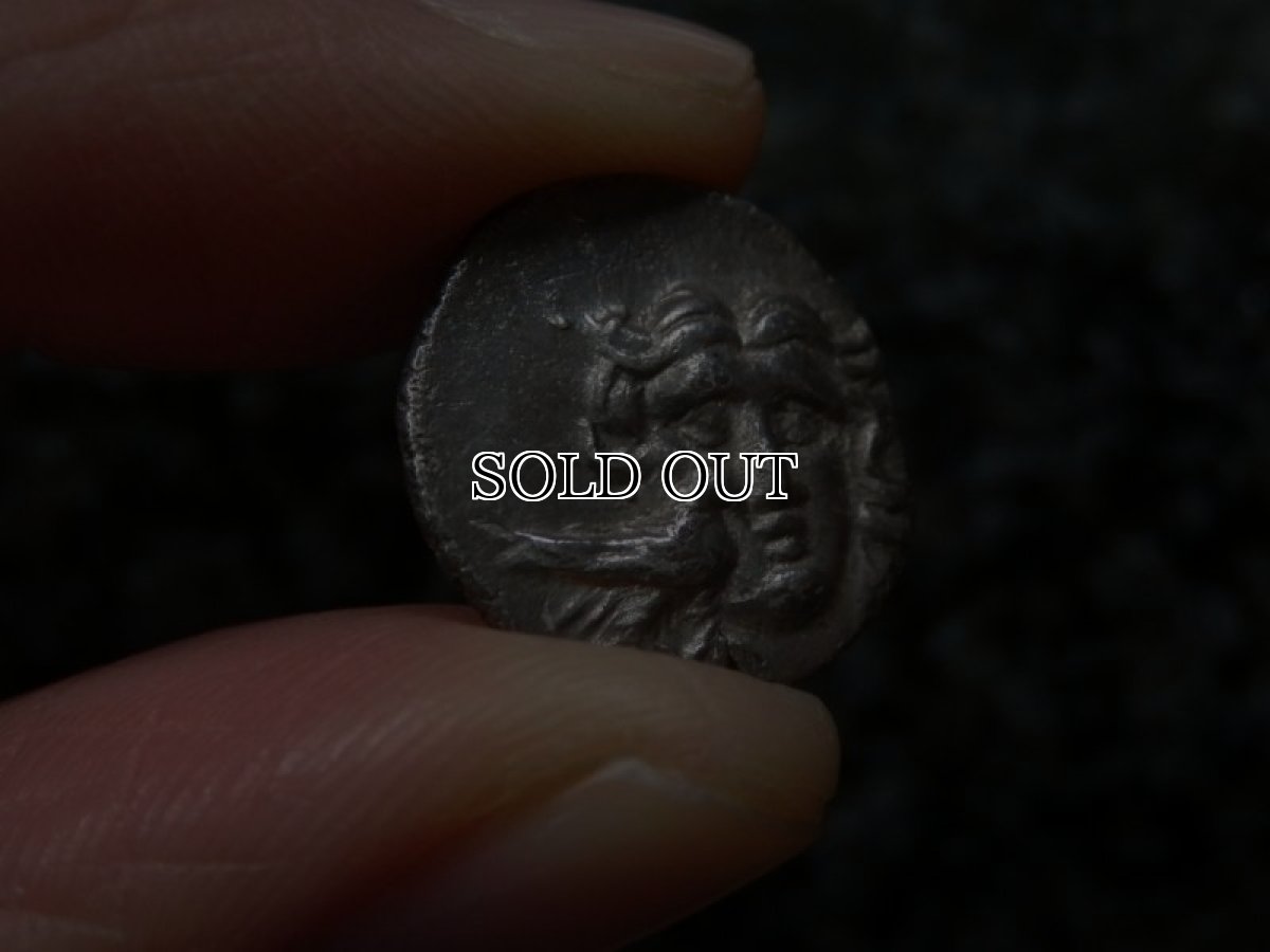 画像12: 古代ギリシャコイン(額装付き)　カリア地方　ミラーサ　ドラクマ銀貨　前１７０－前１３０年　太陽神ヘリオスと鳥　横から見たバラの花 (12)