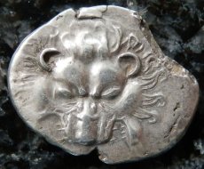 画像2: 古代ギリシャコイン　リュキア地方　僭主ザガバ　前４００－前３８０年　銀貨　ライオンの頭部　アテナ神の正面肖像 (2)