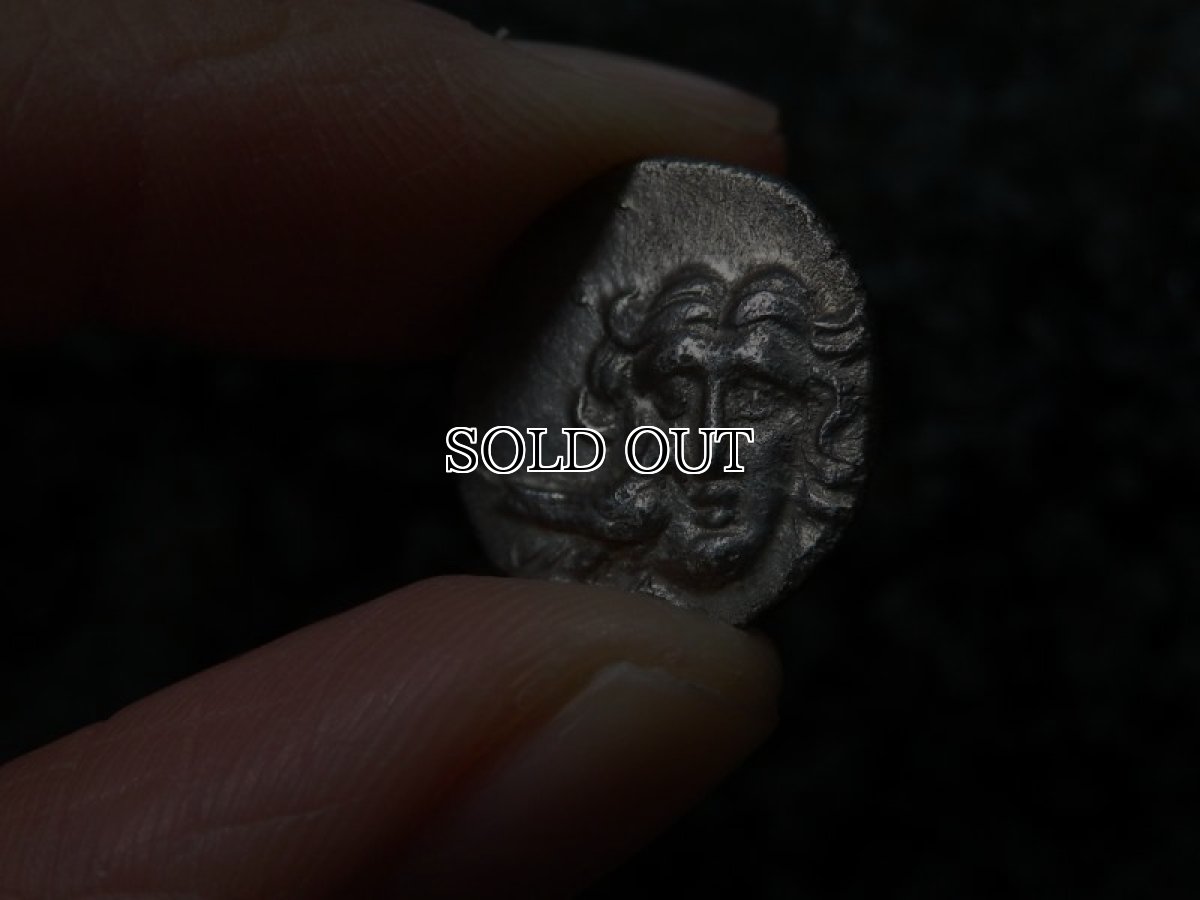 画像11: 古代ギリシャコイン(額装付き)　カリア地方　ミラーサ　ドラクマ銀貨　前１７０－前１３０年　太陽神ヘリオスと鳥　横から見たバラの花 (11)