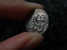 画像11: 古代ギリシャコイン(額装付き)　カリア地方　ミラーサ　ドラクマ銀貨　前１７０－前１３０年　太陽神ヘリオスと鳥　横から見たバラの花 (11)