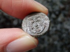 画像12: 古代ギリシャコイン(額装付き)　シチリア島　カマリナ　銅貨　前４１３－前４０５年　ゴルゴン　トカゲを捕まえるフクロウ (12)