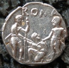 画像2: 古代ローマコイン　共和政期　前１３７年　デナリウス銀貨　ティベリウス・ウェトゥリウス　古代ローマ宣誓の儀が刻まれたコイン (2)