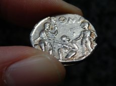 画像12: 古代ローマコイン　共和政期　前１３７年　デナリウス銀貨　ティベリウス・ウェトゥリウス　古代ローマ宣誓の儀が刻まれたコイン (12)