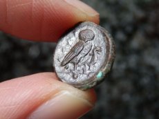 画像14: 古代ギリシャコイン(額装付き)　シチリア島　カマリナ　銅貨　前４１３－前４０５年　ゴルゴン　トカゲを捕まえるフクロウ (14)