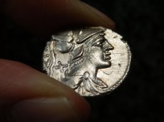 画像8: 古代ローマコイン　共和政期　前１３７年　デナリウス銀貨　ティベリウス・ウェトゥリウス　古代ローマ宣誓の儀が刻まれたコイン (8)