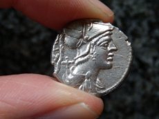 画像5: 古代ローマコイン　共和政期　前１３７年　デナリウス銀貨　ティベリウス・ウェトゥリウス　古代ローマ宣誓の儀が刻まれたコイン (5)