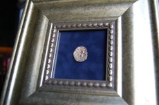 画像3: 古代ケルトコイン(額装付き)　ガリア・ピクトネース族　スタテル金貨　前1世紀　ケルトのヘラクレス、オグミオス神と人面馬 (3)