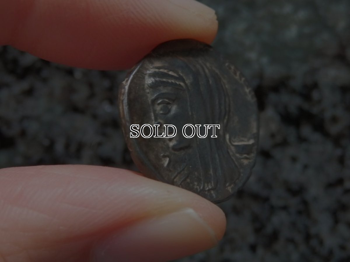 画像4: 古代ローマコイン　共和政期　前63年　ルキウス・カシウス・ロンギヌス　デナリウス銀貨　ウェスタ神の肖像　投票箱に投票するローマ市民 (4)