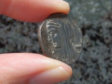 画像4: 古代ローマコイン　共和政期　前63年　ルキウス・カシウス・ロンギヌス　デナリウス銀貨　ウェスタ神の肖像　投票箱に投票するローマ市民 (4)