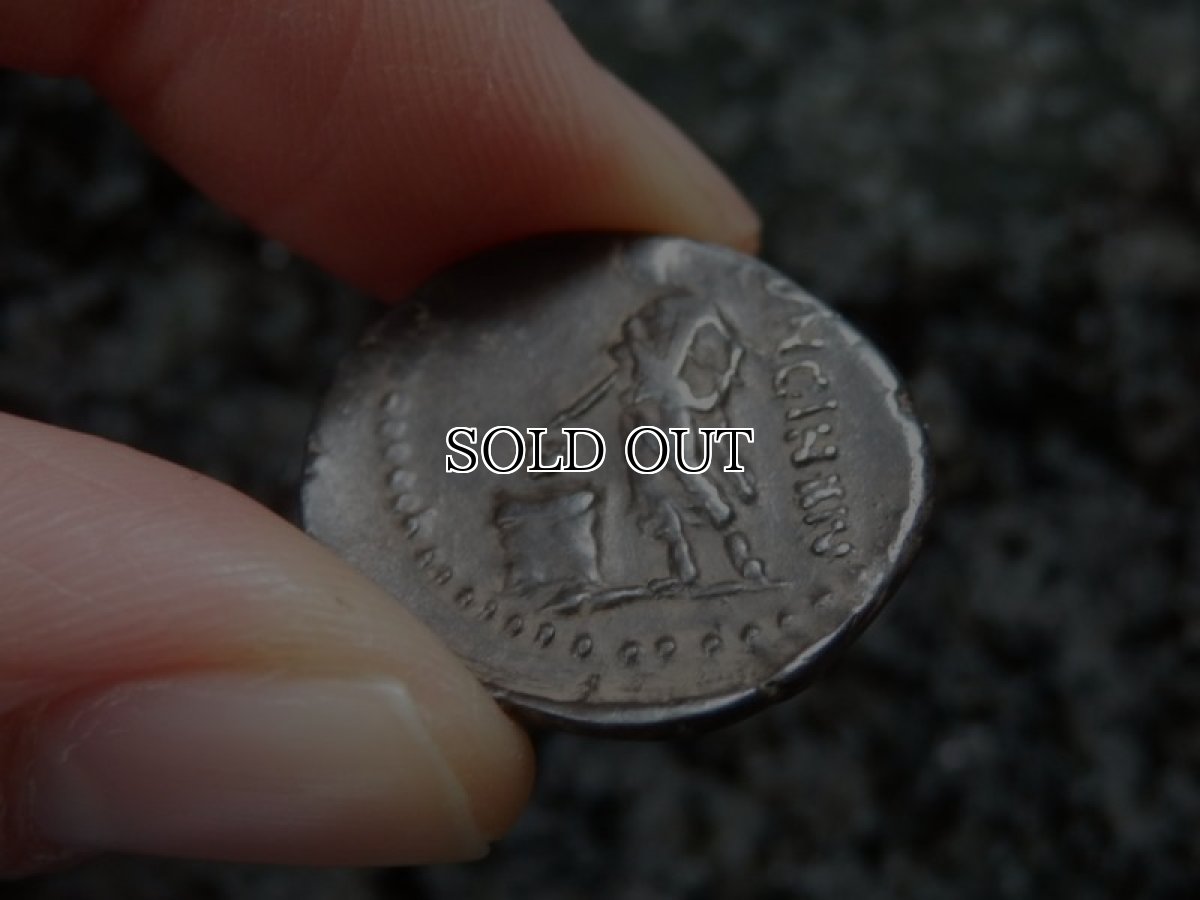 画像9: 古代ローマコイン　共和政期　前63年　ルキウス・カシウス・ロンギヌス　デナリウス銀貨　ウェスタ神の肖像　投票箱に投票するローマ市民 (9)