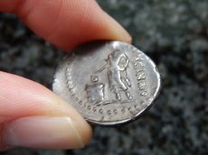 画像9: 古代ローマコイン　共和政期　前63年　ルキウス・カシウス・ロンギヌス　デナリウス銀貨　ウェスタ神の肖像　投票箱に投票するローマ市民 (9)