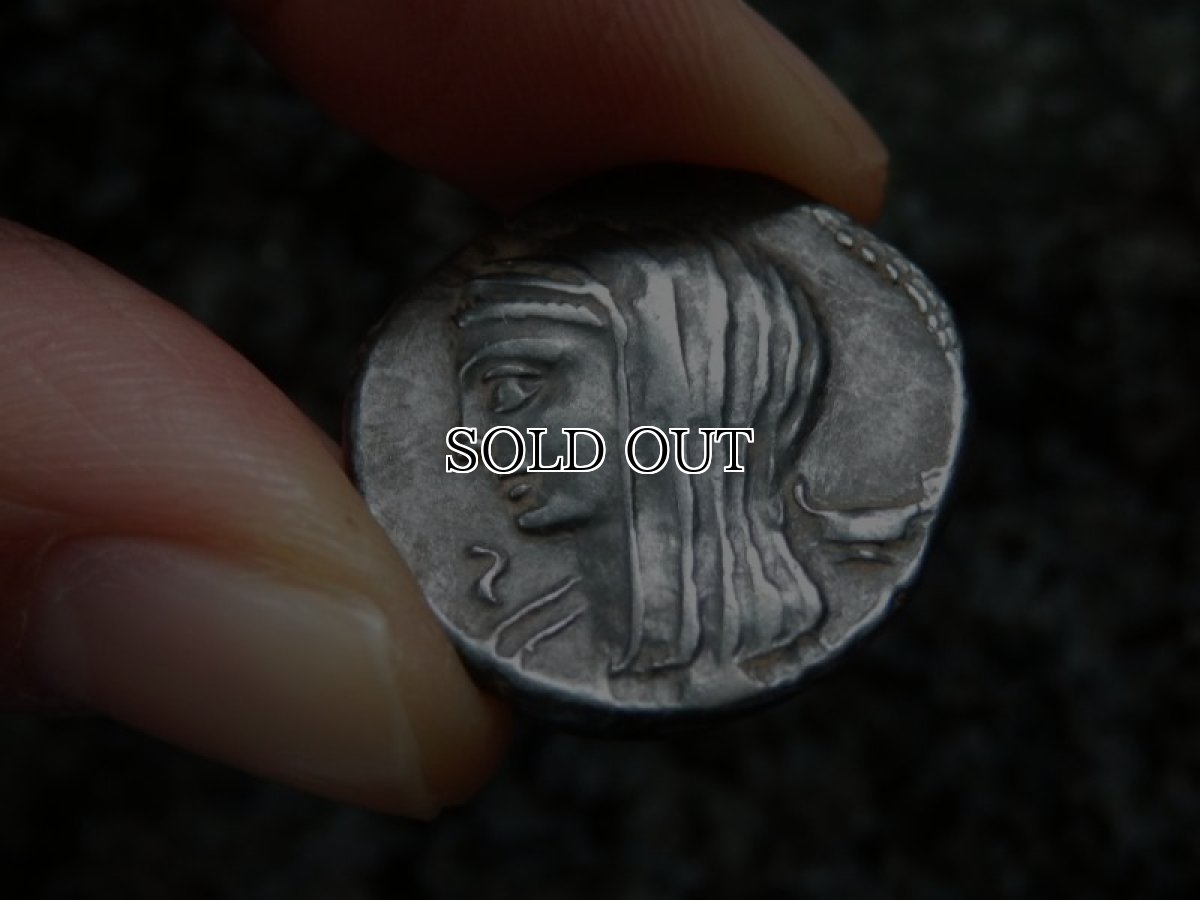 画像5: 古代ローマコイン　共和政期　前63年　ルキウス・カシウス・ロンギヌス　デナリウス銀貨　ウェスタ神の肖像　投票箱に投票するローマ市民 (5)