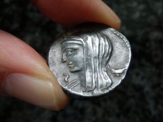 画像5: 古代ローマコイン　共和政期　前63年　ルキウス・カシウス・ロンギヌス　デナリウス銀貨　ウェスタ神の肖像　投票箱に投票するローマ市民 (5)