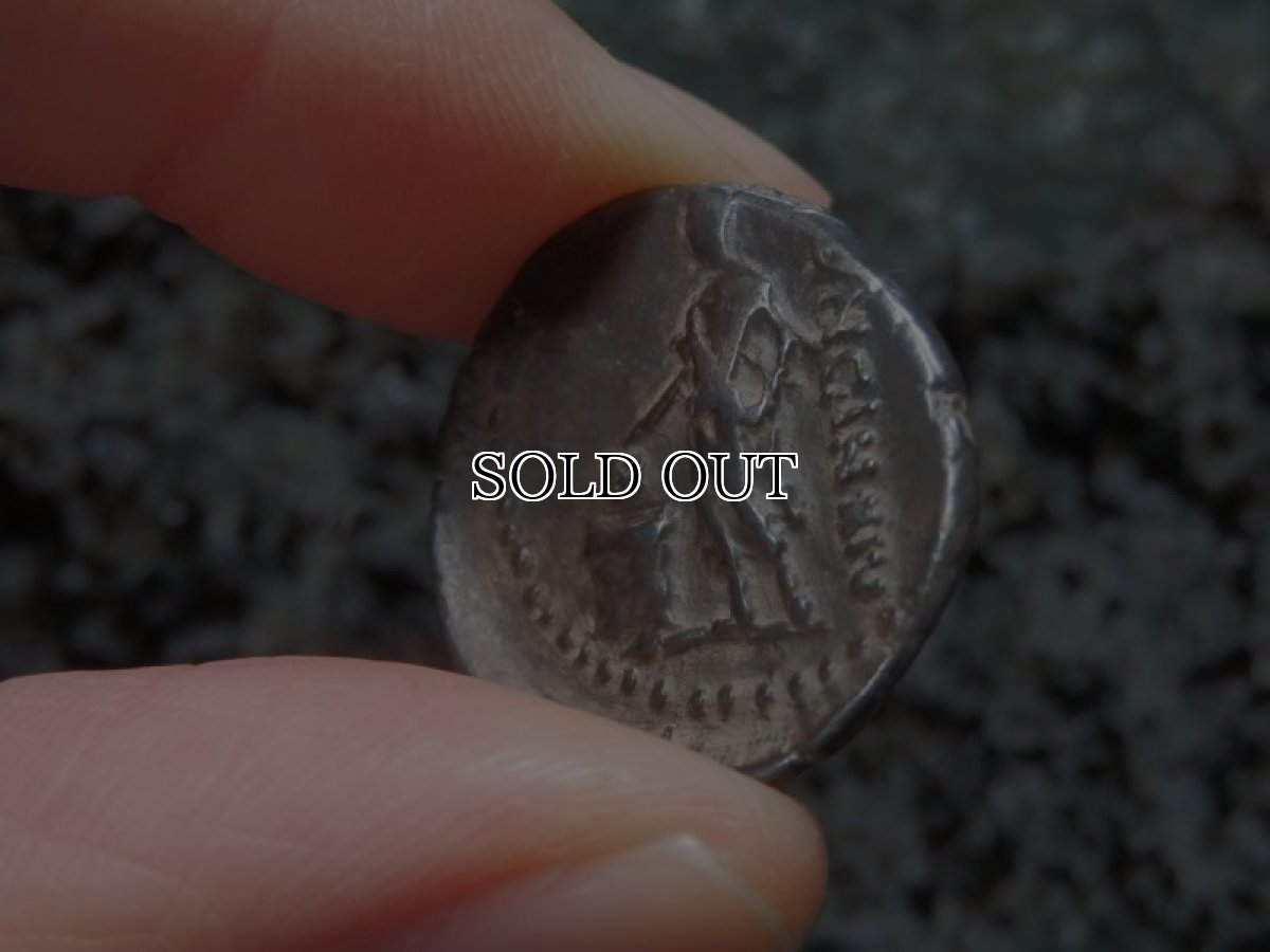 画像7: 古代ローマコイン　共和政期　前63年　ルキウス・カシウス・ロンギヌス　デナリウス銀貨　ウェスタ神の肖像　投票箱に投票するローマ市民 (7)