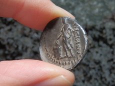 画像7: 古代ローマコイン　共和政期　前63年　ルキウス・カシウス・ロンギヌス　デナリウス銀貨　ウェスタ神の肖像　投票箱に投票するローマ市民 (7)