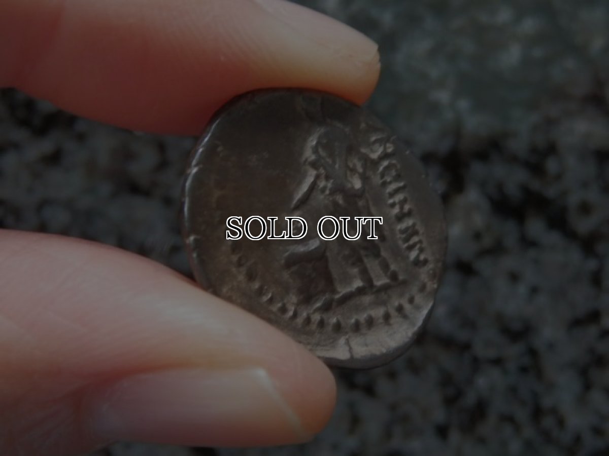 画像8: 古代ローマコイン　共和政期　前63年　ルキウス・カシウス・ロンギヌス　デナリウス銀貨　ウェスタ神の肖像　投票箱に投票するローマ市民 (8)