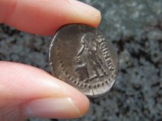 画像8: 古代ローマコイン　共和政期　前63年　ルキウス・カシウス・ロンギヌス　デナリウス銀貨　ウェスタ神の肖像　投票箱に投票するローマ市民 (8)