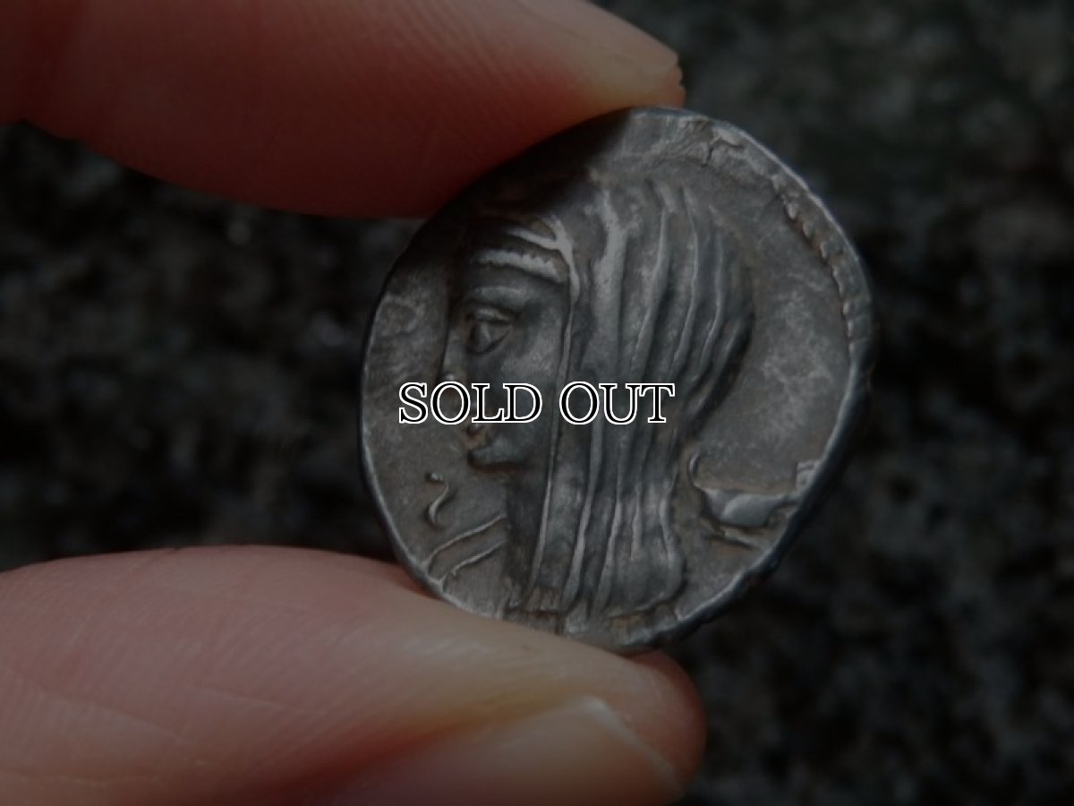 画像3: 古代ローマコイン　共和政期　前63年　ルキウス・カシウス・ロンギヌス　デナリウス銀貨　ウェスタ神の肖像　投票箱に投票するローマ市民 (3)