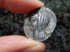 画像3: 古代ローマコイン　共和政期　前63年　ルキウス・カシウス・ロンギヌス　デナリウス銀貨　ウェスタ神の肖像　投票箱に投票するローマ市民 (3)