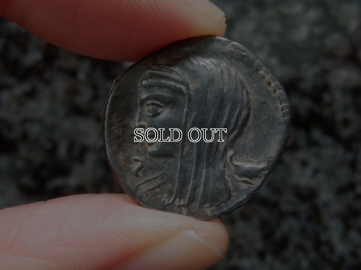 画像2: 古代ローマコイン　共和政期　前63年　ルキウス・カシウス・ロンギヌス　デナリウス銀貨　ウェスタ神の肖像　投票箱に投票するローマ市民 (2)