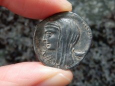 画像2: 古代ローマコイン　共和政期　前63年　ルキウス・カシウス・ロンギヌス　デナリウス銀貨　ウェスタ神の肖像　投票箱に投票するローマ市民 (2)