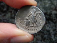 画像6: 古代ローマコイン　共和政期　前63年　ルキウス・カシウス・ロンギヌス　デナリウス銀貨　ウェスタ神の肖像　投票箱に投票するローマ市民 (6)