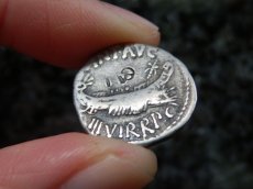 画像7: 古代ローマコイン　マルクス・アントニウス　前３２－前３１年　デナリウス銀貨　ガレー船　軍旗　アクティウムの海戦のコイン (7)