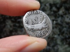 画像6: 古代ローマコイン　マルクス・アントニウス　前３２－前３１年　デナリウス銀貨　ガレー船　軍旗　アクティウムの海戦のコイン (6)