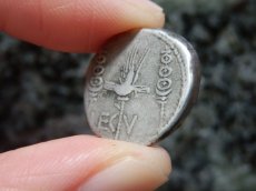 画像9: 古代ローマコイン　マルクス・アントニウス　前３２－前３１年　デナリウス銀貨　ガレー船　軍旗　アクティウムの海戦のコイン (9)