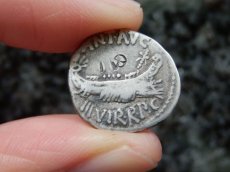画像4: 古代ローマコイン　マルクス・アントニウス　前３２－前３１年　デナリウス銀貨　ガレー船　軍旗　アクティウムの海戦のコイン (4)
