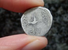 画像8: 古代ローマコイン　マルクス・アントニウス　前３２－前３１年　デナリウス銀貨　ガレー船　軍旗　アクティウムの海戦のコイン (8)