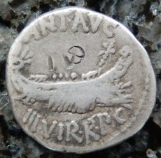 ローマコイン　マルクス・アントニウス　前３２－前３１年　デナリウス銀貨　ガレー船　軍旗　アクティウムの海戦のコイン
