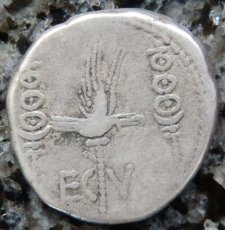 ローマコイン　マルクス・アントニウス　前３２－前３１年　デナリウス銀貨　ガレー船　軍旗　アクティウムの海戦のコイン