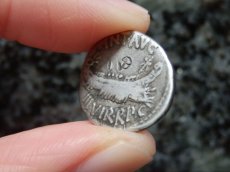 画像5: 古代ローマコイン　マルクス・アントニウス　前３２－前３１年　デナリウス銀貨　ガレー船　軍旗　アクティウムの海戦のコイン (5)