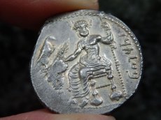 画像18: 古代ギリシャコイン(額装付き)　キリキア地方タルソス　スタテル銀貨　前３６１－前３３４年　バール神(農耕の神)の座像　牛を襲うライオン (18)