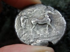 画像12: 古代ギリシャコイン(額装付き)　シチリア島・メッセナ　テトラドラクマ銀貨　前４８０－前４６１年　僭主アナクシラスの古代オリンピック優勝を表す意匠 (12)