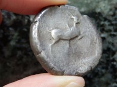 画像15: 古代ギリシャコイン(額装付き)　シチリア島・メッセナ　テトラドラクマ銀貨　前４８０－前４６１年　僭主アナクシラスの古代オリンピック優勝を表す意匠 (15)