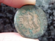 画像10: 古代ローマコイン　属州貨(マケドニア・フィリッピ)　アウグストゥス　ブロンズ貨　前２７－後14年　アウグストゥスの肖像　アウグストゥスとユリウス・カエサルの像 (10)