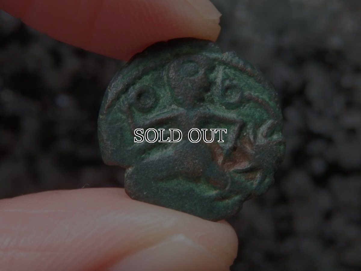 画像8: 古代ケルトコイン　(額装付き)　ガリア・ベロウァキー族　銅貨　前６０－前２５年　走る人　古代ケルト芸術 (8)