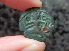 画像8: 古代ケルトコイン　(額装付き)　ガリア・ベロウァキー族　銅貨　前６０－前２５年　走る人　古代ケルト芸術 (8)